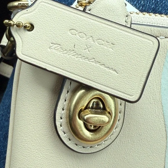 Coach LTD EDITION COACH X TOM WESSELMANN TURNLOCK WRISTLET LIPS IVORY CA221 - Picture 10 of 12